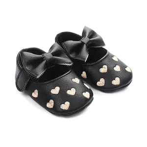 Schwarze Baby-Mary-Janes mit Herzbestickung und dekorativen Schleifen für Kleinkinder