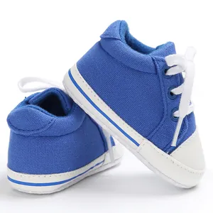 Detailansicht blauer Baby-Leinenschuhe zum Schnüren mit weichen weißen Sohlen für Kleinkinder