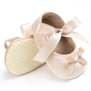 Chaussures élégantes pour bébé en velours beige avec nœud en satin et semelle souple