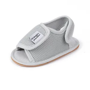 Nahaufnahme der grauen, atmungsaktiven Mesh-Lauflernsandale für Babys mit Klettverschluss