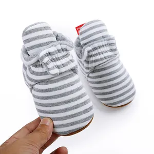 Vue détaillée des bottines d'hiver rayées pour bébé avec doublure en polaire douce