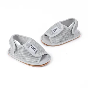 Detailansicht graue atmungsaktive Baby-Lauflern-Sandalen mit festem Klettverschluss