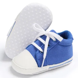 Detailansicht der blauen Canvas-Babyschuhe mit Textur und rutschfester Noppensohle