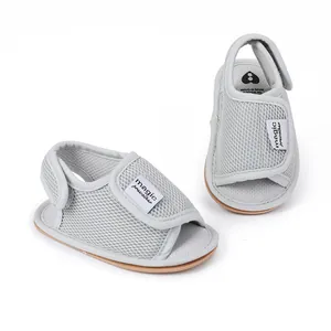 Nahaufnahme graue atmungsaktive Mesh-Babysandalen mit Klettverschluss-Riemen