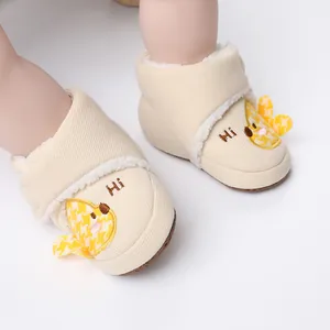 Detailansicht gemütlicher, fleecegefütterter Baby-Winterschuhe mit Küken-Aufnäher