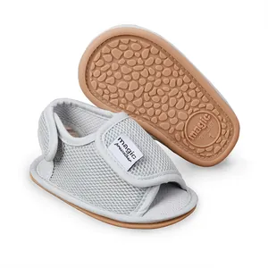 Detailansicht der atmungsaktiven Baby-Sandalen mit rutschfester Gummisohle.