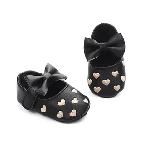 Süße schwarze Baby Prinzessin Schuhe mit Herzbestickung und niedlichen Schleifen-Details