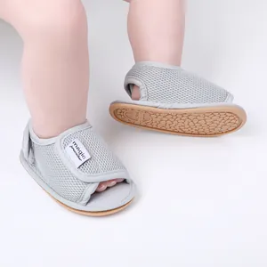 Detailansicht der atmungsaktiven grauen Mesh-Babysandalen mit rutschfester Gummisohle