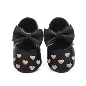 Detailansicht schwarze Baby-Prinzessinenschuhe mit Schleife und Herzstickerei