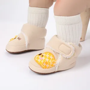 Detailansicht warmer Baby-Lernlaufschuhe für den Winter mit niedlicher Stickerei.