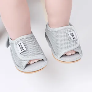 Detailaufnahme grauer atmungsaktiver Baby-Lauflern-Sandalen aus Mesh-Gewebe
