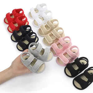 Zachte baby loop sandalen van mesh in verschillende kleuren getoond voor schaal