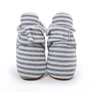 Vue détaillée de bottines d'hiver rayées pour bébé avec semelles souples et brides