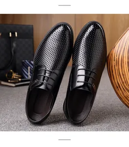 Vue macro de chaussures en cuir noir pour hommes avec un motif tissé perforé détaillé.