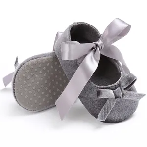 Élégantes chaussures bébé en velours à semelle souple avec un grand nœud gris satiné
