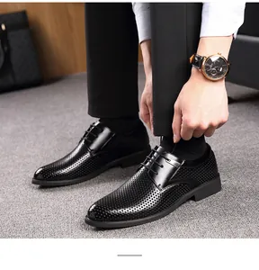 Gros plan sur chaussures de ville noires ajourées et respirantes pour homme à lacets