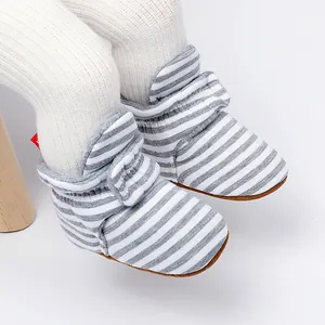 Vue détaillée des bottines d'hiver à rayures grises doublées polaire pour bébé