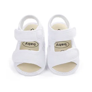 Gedetailleerd overzicht van ademende witte mesh babyloopschoenen met dubbele klittenband