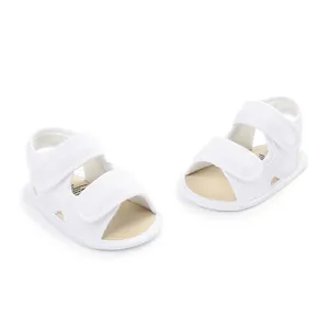 Detailweergave van witte mesh babyloopsandalen met verstelbare bandjes