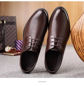Vue détaillée de derbies en cuir perforé marron avec texture ajourée et respirante