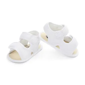Gedetailleerd overzicht van witte mesh baby sandalen met ademende stof en klittenband