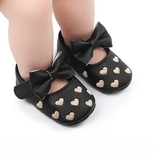 Detailansicht der schwarzen Baby Prinzessinenschuhe mit Schleife und Herzstickerei aus Leder