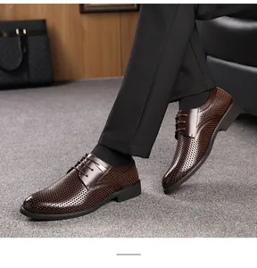 Gros plan de chaussures business pour hommes en cuir marron perforé en situation