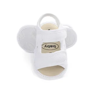 Detail van witte ademende mesh baby loopsandalen met verstelbare dubbele klittenband