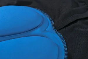 Primer plano de almohadilla de esponja de silicona azul transpirable para ropa de ciclismo