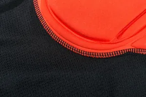 Primer plano de la tela de malla transpirable y el acolchado rojo de la ropa interior de ciclismo.