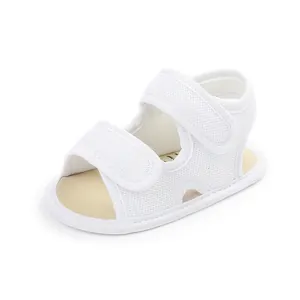 Gedetailleerd overzicht van ademende witte mesh baby sandalen met klittenbandsluiting.