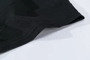 Primer plano de la tela de malla transpirable negra para ropa interior de ciclismo, costuras