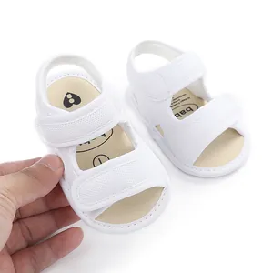 Zachte witte mesh loopsandalen voor baby's met verstelbare klittenbandsluiting voor peuters