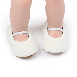 Close-up van witte pluche baby loopschoentjes met elastische band en zachte zool