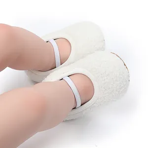 Gedetailleerd macrozicht op zachte witte sherpa fleece baby wandelschoenen voor baby