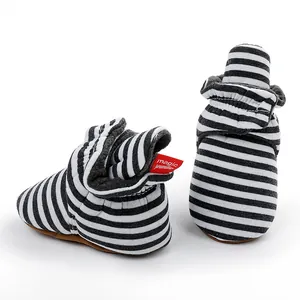 Vue détaillée de bottines d'hiver rayées pour bébé avec doublure en polaire douce.