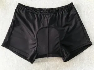 Detalle de la ropa interior de ciclismo negra con un grueso acolchado protector.