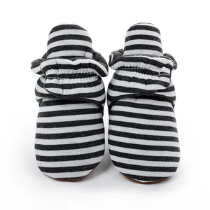 Vue avant de bottes en coton rayé pour bébé avec une doublure en polaire douce
