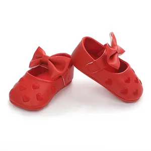 Detailansicht der roten Baby-Prinzessin-Schuhe mit Herzstickerei und süßer Schleife