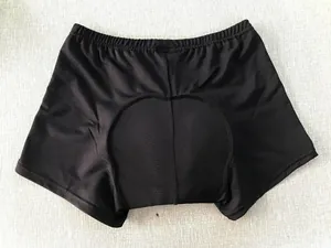Vista detallada del cojín acolchado grueso en la ropa interior de ciclismo negra transpirable.