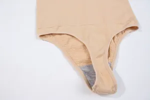 Primo piano dettagliato della trama a coste di un perizoma modellante beige a vita alta