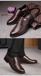 Détail de chaussures habillées en cuir marron ajouré pour hommes dans un cadre pro.