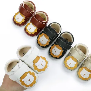 Vue détaillée de chaussures pour bébé antidérapantes motif lion en plusieurs couleurs