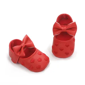 Detailansicht roter Baby-Mary-Jane-Schuhe mit Herzstickerei und einer süßen Schleife