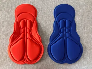 Vista detallada de las badanas de ciclismo 3D ergonómicas y gruesas en rojo y azul