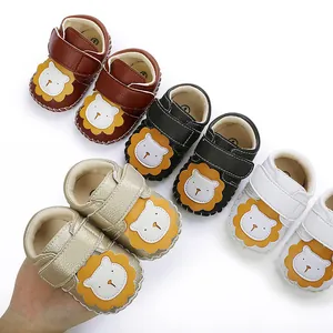 Gros plan de chaussures de marche pour bébé avec motif lion en plusieurs couleurs et semelle