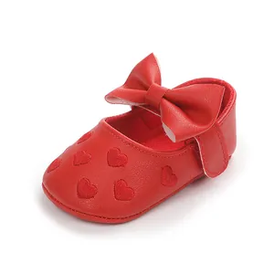 Detailansicht roter Baby-Prinzessinnenschuh mit Lederschleife und Herzstickerei