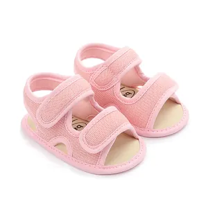 Gedetailleerd overzicht van roze mesh baby wandelsandalen met dubbele klittenbandsluiting