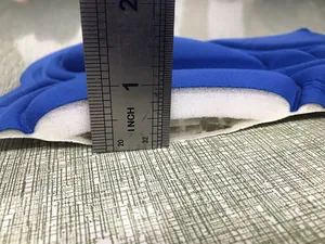 Primer plano de la badana de ciclismo de silicona azul gruesa mostrando el grosor con regla.