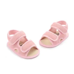 Detail van roze ademende mesh babysandalen met klittenbandsluiting